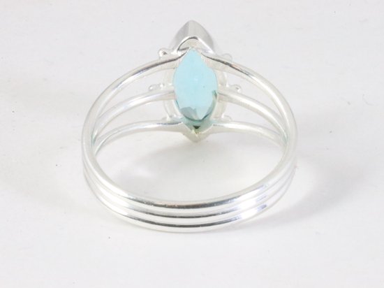 Opengewerkte zilveren ring met blauwe topaas afbeelding 3