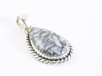 Bewerkte zilveren hanger met pinoliet afbeelding 2