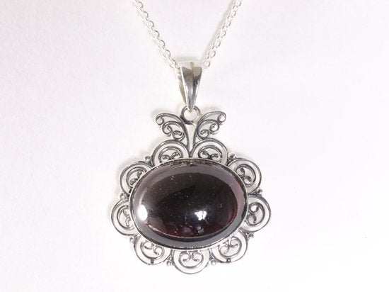 Grote opengewerkte zilveren hanger met granaat aan ketting afbeelding 4