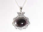 Grote opengewerkte zilveren hanger met granaat aan ketting afbeelding 4