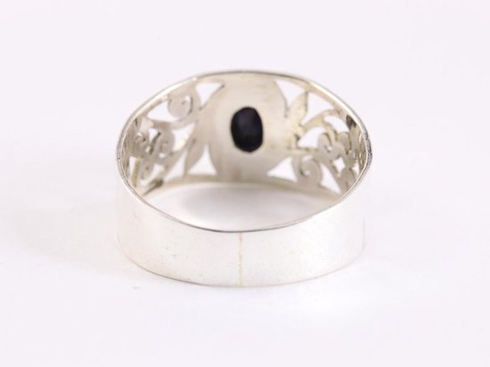 Opengewerkte zilveren ring met blauwe saffier afbeelding 3