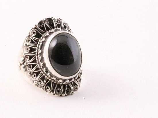 Zware bewerkte zilveren ring met onyx afbeelding 1