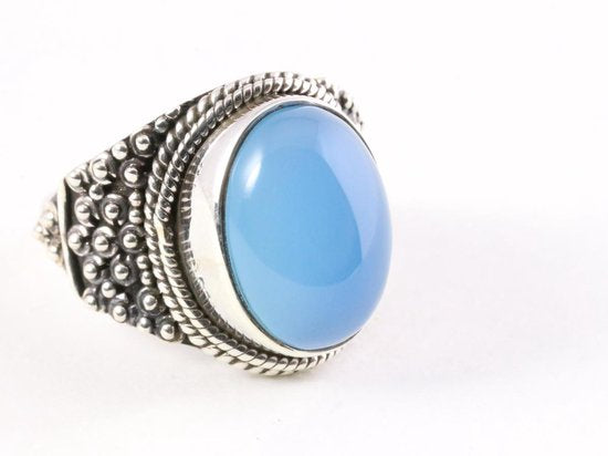 Bewerkte zilveren ring met blauwe chalcedoon afbeelding 1