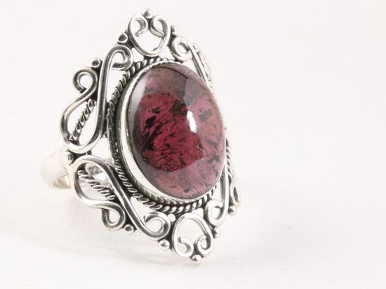 Opengewerkte zilveren ring met granaat afbeelding 1