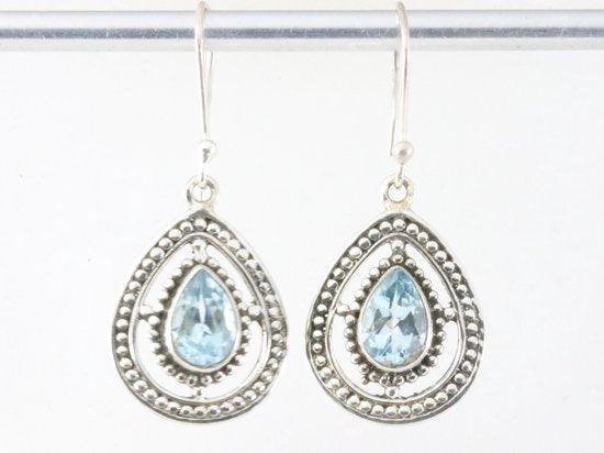 Opengewerkte zilveren oorbellen met blauwe topaas afbeelding 3