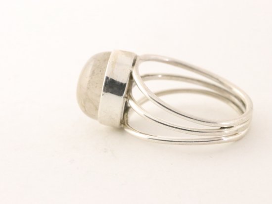 Opengewerkte zilveren ring met gouden rutielkwarts afbeelding 2