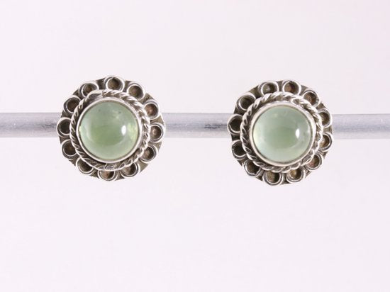 Fijne bewerkte zilveren oorstekers met prehniet afbeelding 1