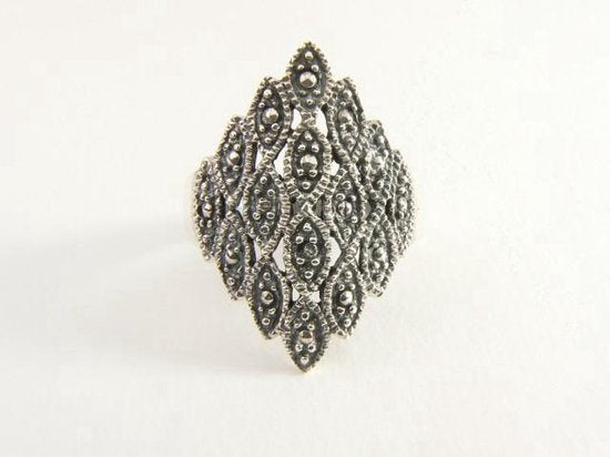 Ruitvormige fijn bewerkte zilveren ring afbeelding 2