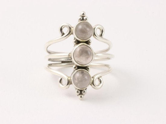 Opengewerkte zilveren ring met 3 rozenkwarts stenen afbeelding 3