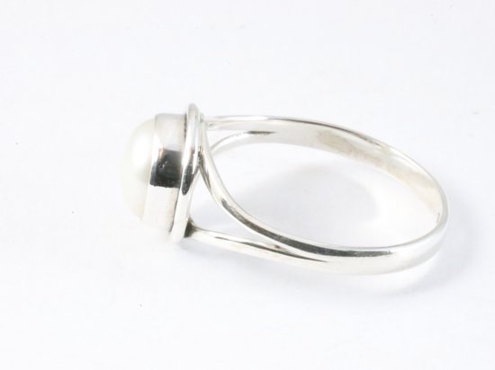 Fijne ronde zilveren ring met parel afbeelding 2