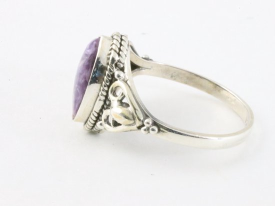Fijne bewerkte zilveren ring met paarse charoiet afbeelding 2
