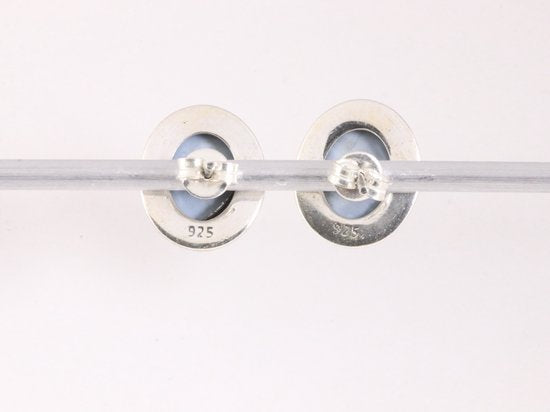 Bewerkte ovale zilveren oorstekers met blauwe opaal afbeelding 3