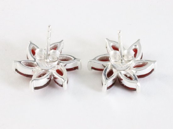 Bloemvormige zilveren oorstekers met granaat afbeelding 2