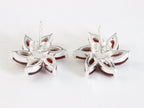 Bloemvormige zilveren oorstekers met granaat afbeelding 2