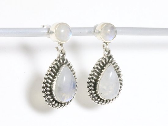 Bewerkte zilveren oorstekers met regenboog maansteen afbeelding 2