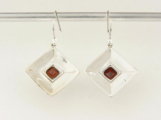 Bewerkte ruitvormige zilveren oorbellen met granaat afbeelding 3