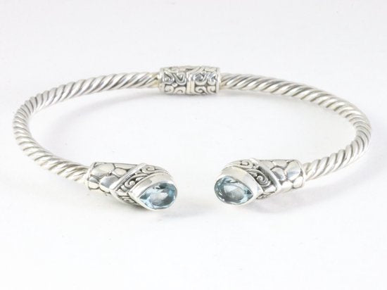 Traditionele bewerkte zilveren klemarmband met blauwe topaas afbeelding 1