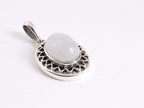 Opengewerkte ovale zilveren hanger met regenboog maansteen afbeelding 2