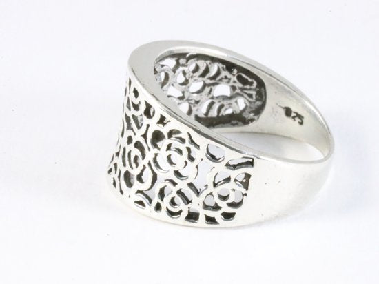 Opengewerkte zilveren ring met bloemen patroon afbeelding 2