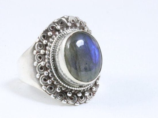 Bewerkte zilveren ring met labradoriet afbeelding 1