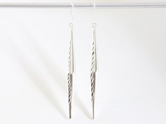 Lange gehamerde hoogglans zilveren pegel oorbellen afbeelding 3