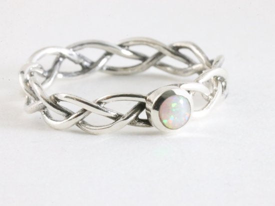 Fijne gevlochten zilveren ring met welo opaal afbeelding 1
