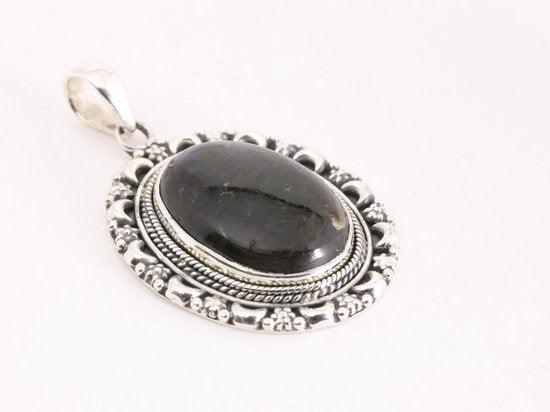 Bewerkte zilveren hanger met labradoriet aan vossenstaart ketting afbeelding 2