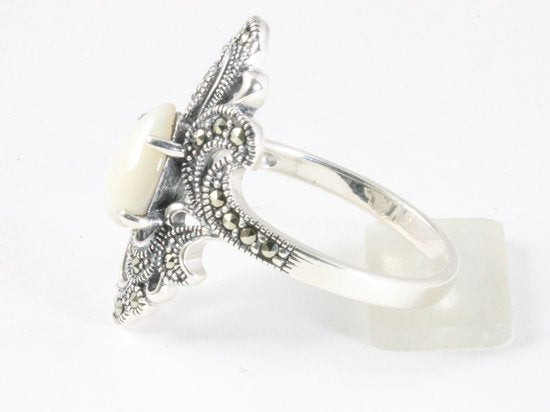 Opengewerkte zilveren ring met marcasiet en parelmoer afbeelding 2