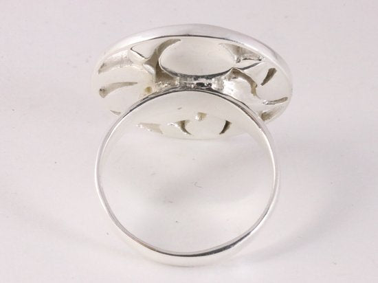 Ronde opengewerkte zilveren ring met onyx afbeelding 3