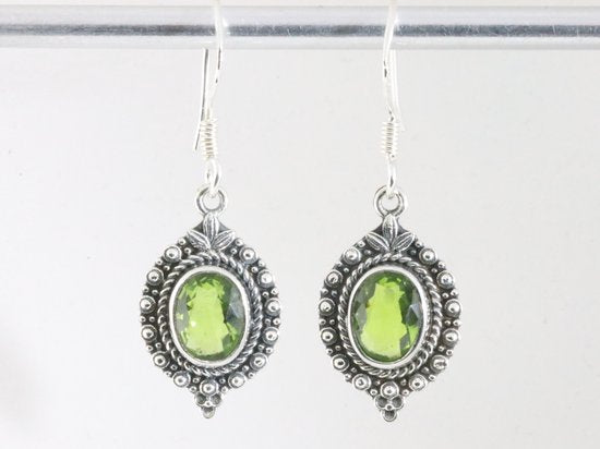 Fijne bewerkte zilveren oorbellen met peridoot afbeelding 4