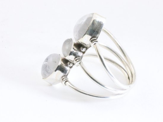 Opengewerkte zilveren ring met 3 regenboog maanstenen afbeelding 2