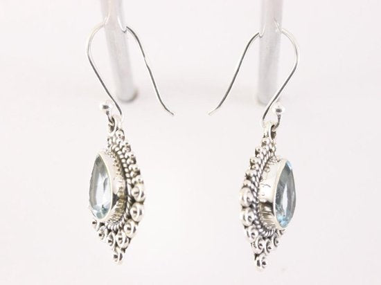 Bewerkte zilveren oorbellen met blauwe topaas afbeelding 2