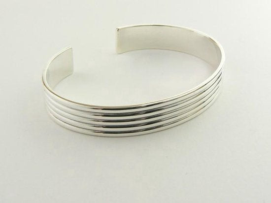 Zilveren klemarmband met ribbelpatroon afbeelding 3