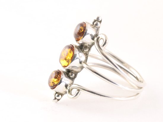 Opengewerkte zilveren ring met 3 amber stenen afbeelding 2