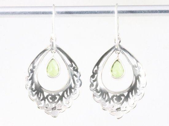 Opengewerkte zilveren oorbellen met peridoot afbeelding 2