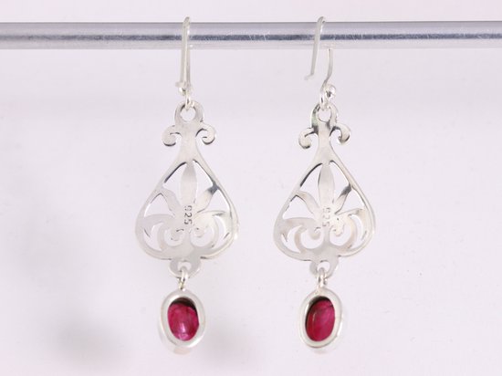 Lange opengewerkte zilveren oorbellen met robijn afbeelding 3