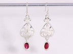 Lange opengewerkte zilveren oorbellen met robijn afbeelding 3