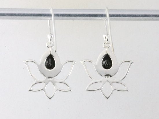 Opengewerkte zilveren lotus oorbellen met onyx afbeelding 2