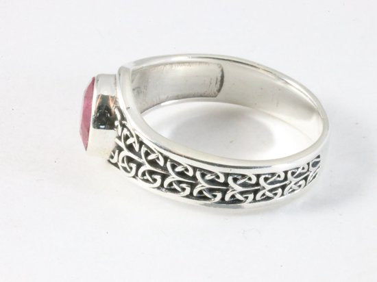 Bewerkte zilveren ring met robijn afbeelding 2