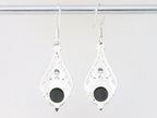 Opengewerkte zilveren oorbellen met onyx afbeelding 2