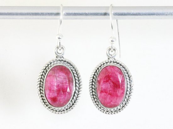 Bewerkte ovale zilveren oorbellen met robijn afbeelding 3