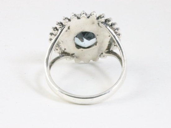 Bewerkte zilveren ring met blauwe topaas afbeelding 3