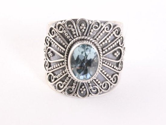 Traditionele bewerkte zilveren ring met blauwe topaas afbeelding 4