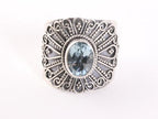 Traditionele bewerkte zilveren ring met blauwe topaas afbeelding 4