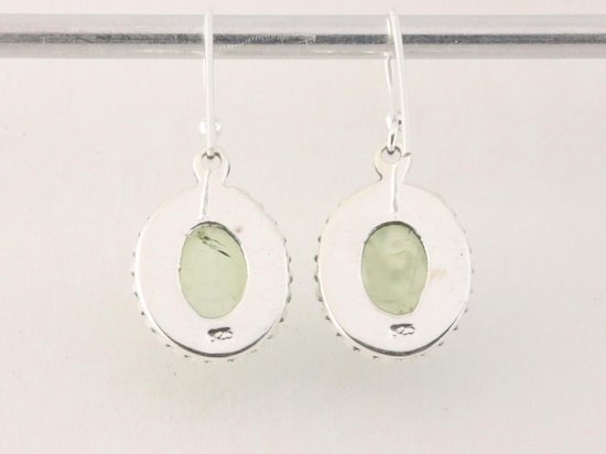 Bewerkte ovale zilveren oorbellen met prehniet afbeelding 3