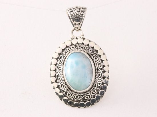 Traditionele bewerkte zilveren hanger met larimar afbeelding 1