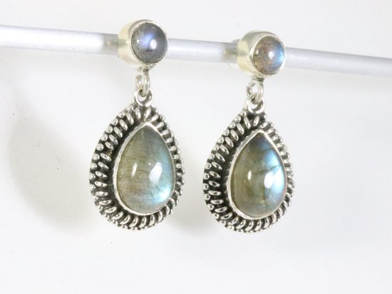 Bewerkte zilveren oorstekers met labradoriet afbeelding 2