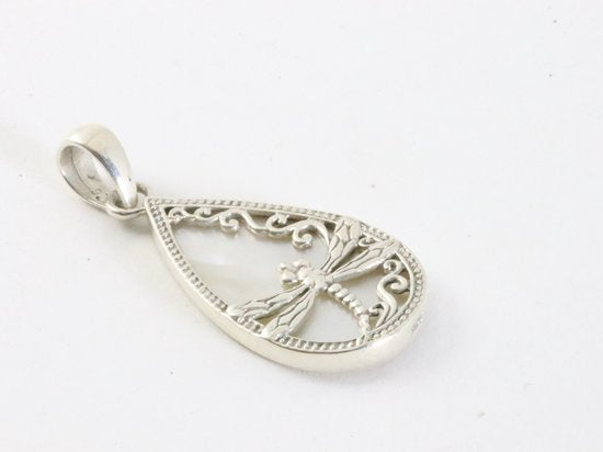 Druppelvormige zilveren hanger met libelle op parelmoer afbeelding 2