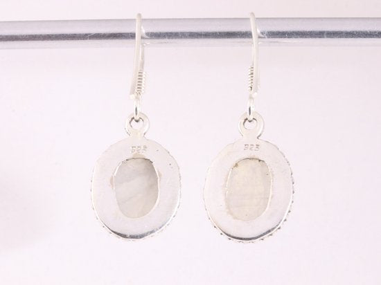 Bewerkte ovale zilveren oorbellen met regenboog maansteen afbeelding 3