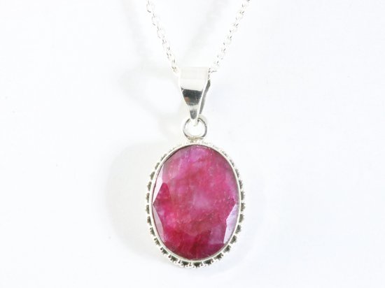 Bewerkte ovale zilveren hanger met robijn aan ketting afbeelding 4